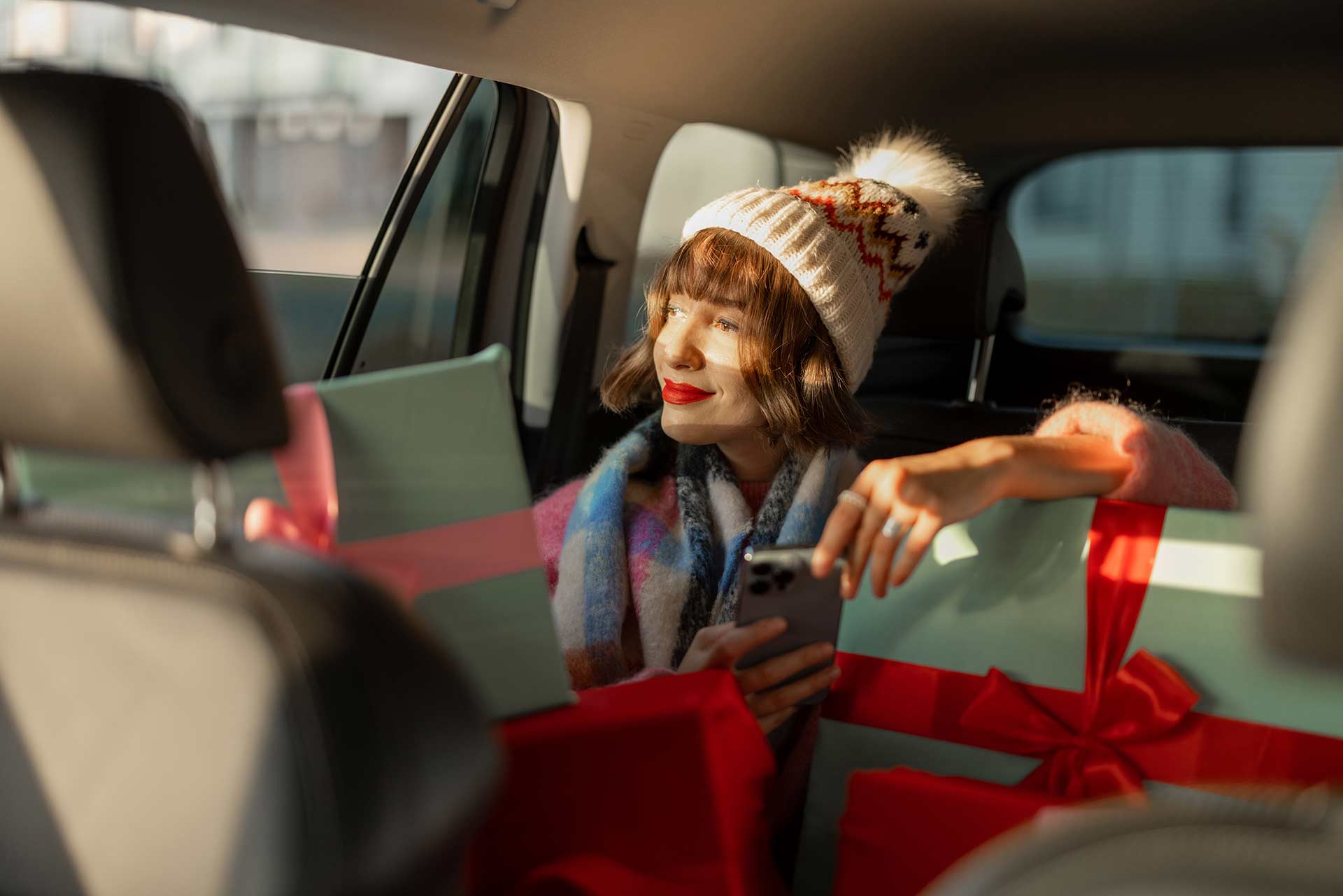 Kobieta w taxi z zakupami świątecznymi